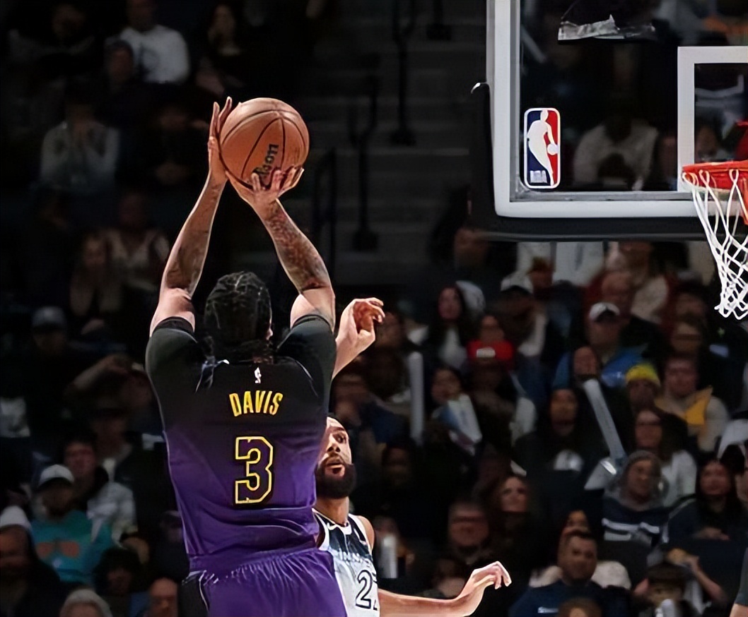 九游欢乐APP:湖人队新赛季的战术演练重点：如何提升进攻效率和防守强度，打造更具竞争力的球队？的简单介绍