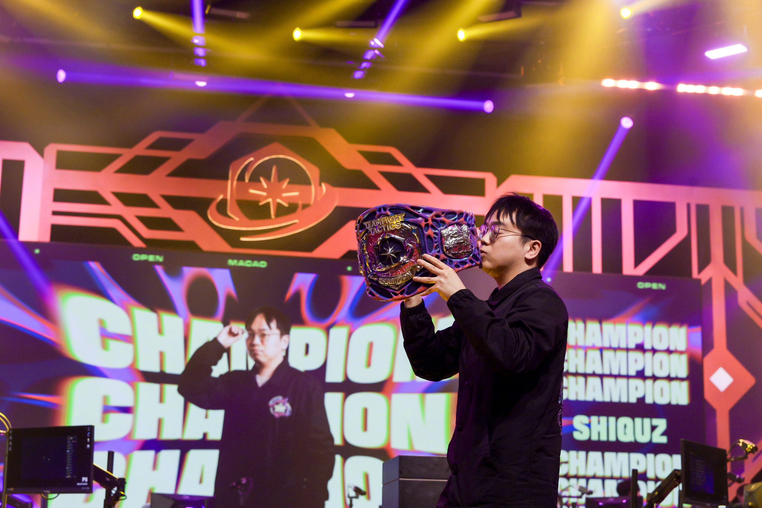 包含jiuyou.com:云顶之弈中的审时度势，如何利用局势变化获得胜利的词条