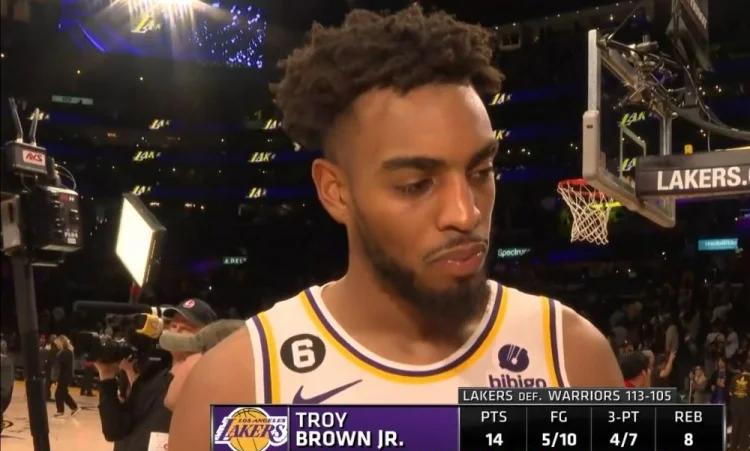 浓眉哥：湖人内线的守护者