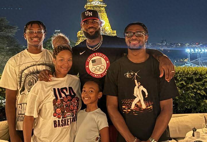 九游欢乐APP：湖人队训练营：詹姆斯指导年轻球员，传授经验的简单介绍